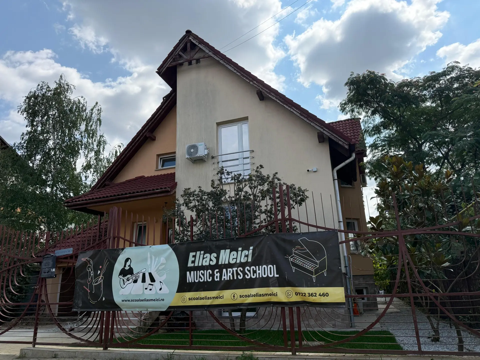 Școala de Muzică și Arte Elias Meici — clădire și curte